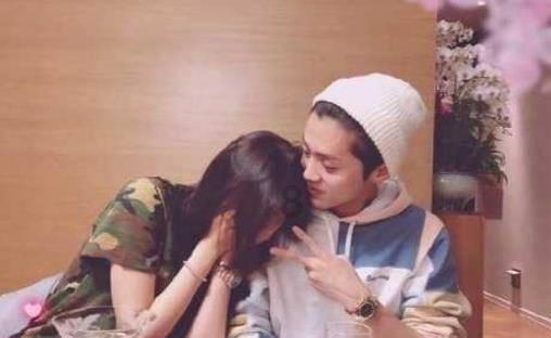 女子倒车坠河,路人英勇施救,现场画面